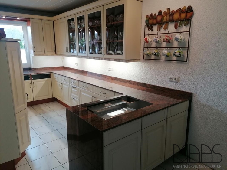 Granit Arbeitsplatte Multicolor Rot India mit Ceranfeldausschnitt