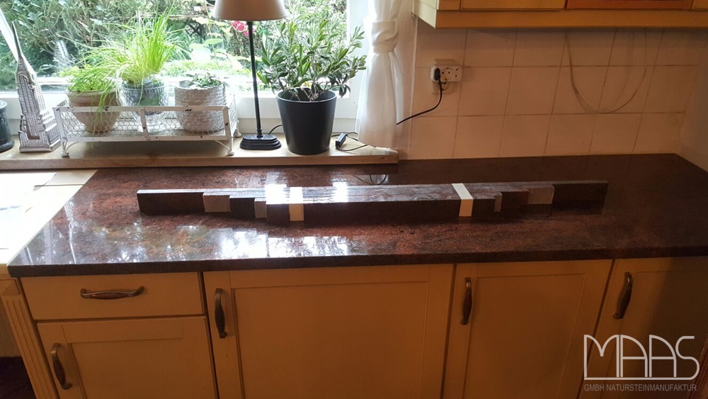 Montage in Germering: Granit Arbeitsplatten Multicolor Rot India