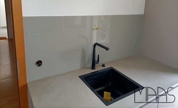 Berlin Laminam Arbeitsplatten Grigio und Glasrückwände 