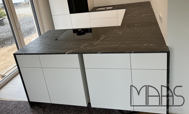 Bornheim IKEA Küche mit Granit Arbeitsplatten und Seitenwangen Porto Branco Scuro