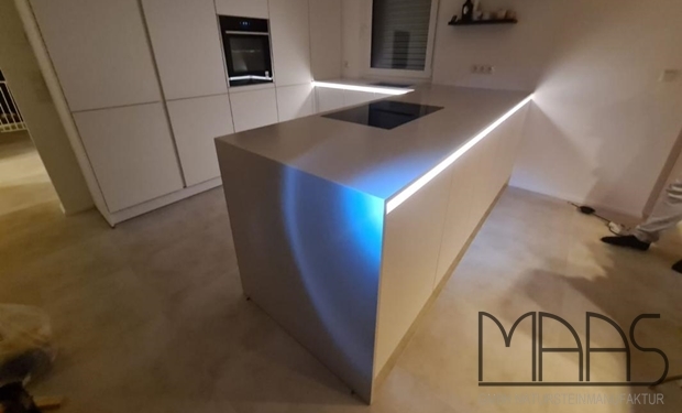Bruckmühl Silestone Arbeitsplatten und Seitenwange Desert Silver
