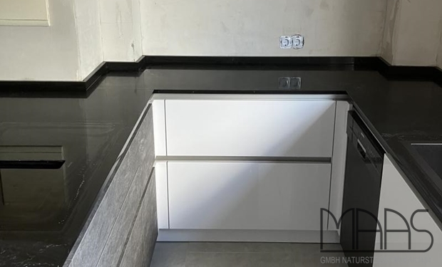 Dormagen Caesarstone Arbeitsplatten und Wischleisten 5101 Empira Black