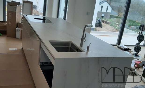 Eschwege Dekton Arbeitsplatten und Seitenwangen Rem