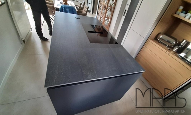 Geseke Porcelanosa Arbeitsplatten und Wischleisten Aged Dark