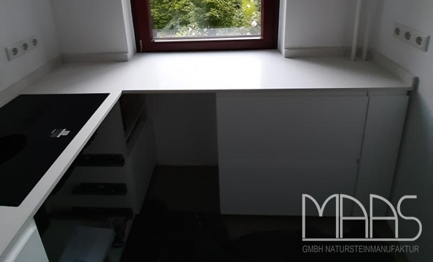 Hamburg IKEA Küche mit Caesarstone Arbeitsplatten und Wischleisten 4600 Royal Snow