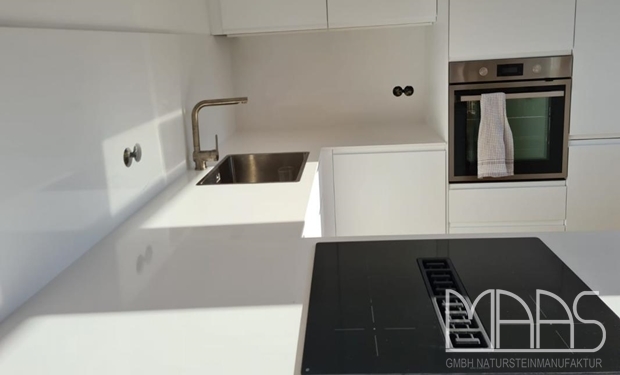 Innsbruck IKEA Küche mit Compac Arbeitsplatten und Rückwände Absolute Blanc