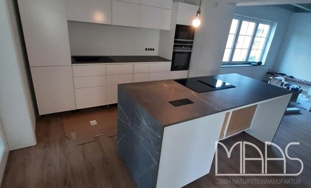 Kerpen Infinity Arbeitsplatten, Seitenwangen und Rückwand Pietra Grey