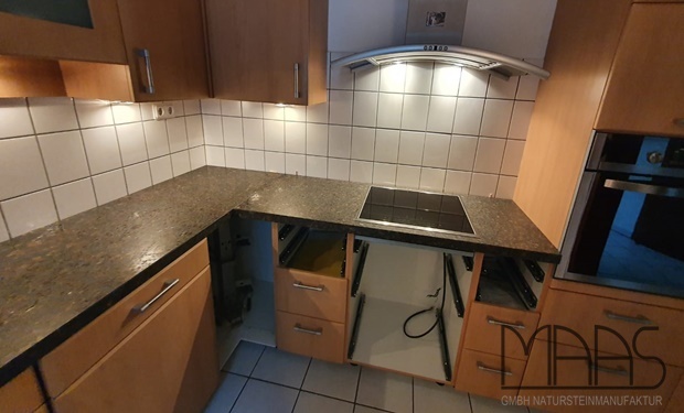 Köln Granit Arbeitsplatten Tan Brown und Dekton Rückwände Edora