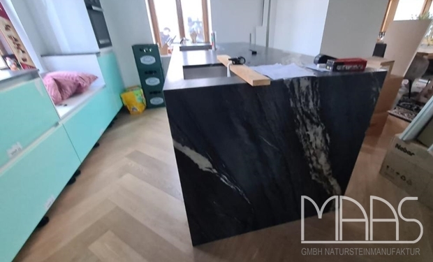 Köln Granit Arbeitsplatten und Seitenwange Tempest Black