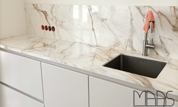 Köln Porcelanosa Arbeitsplatten und Rückwände Calacatta Gold