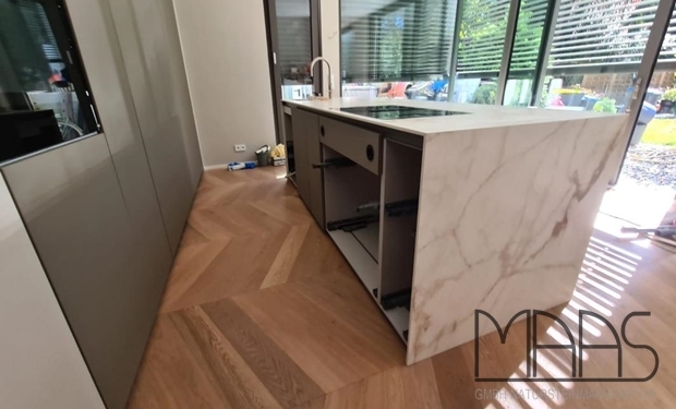 Köln Porcelanosa Arbeitsplatten und Seitenwange Calacatta Gold