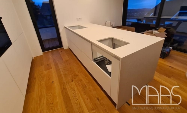 Königswinter Laminam Arbeitsplatte und Seitenwange Ardesia Bianco