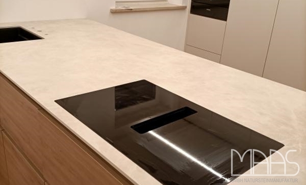 Kümmersbruck Porcelanosa Arbeitsplatte und Seitenwange Ars Beige