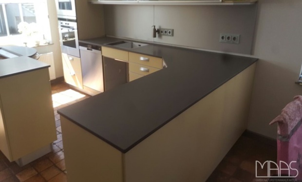 Caesarstone Arbeitsplatten, Inselplatte und Glasrückwand