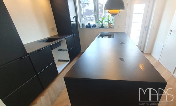 Dekton Arbeitsplatten und Seitenwange