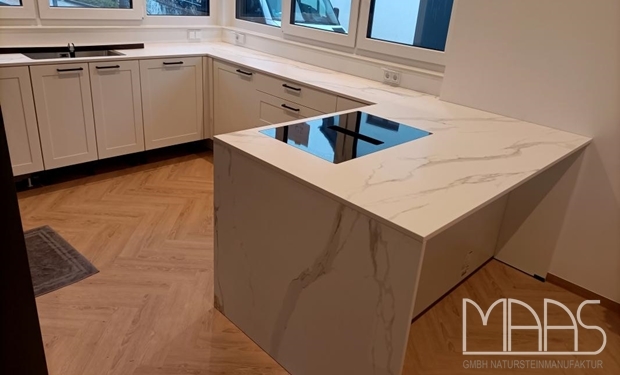 Mönchengladbach Infinity Arbeitsplatten und Seitenwange Calacatta Oro