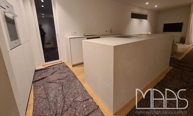 Monheim am Rhein Caesarstone Arbeitsplatten und Seitenwangen 4011 Coldburst Concrete