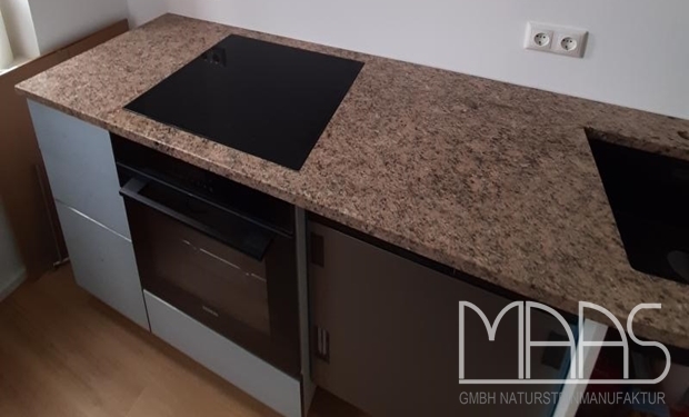München IKEA Küche mit Granit Arbeitsplatten und Rückwände Giallo Vitoria