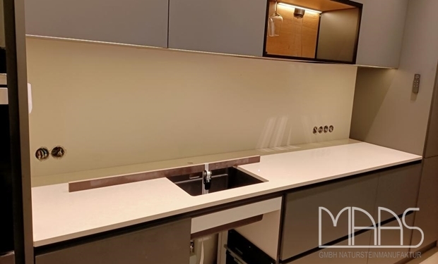 München Silestone Arbeitsplatten und Rückwand Silken Pearl