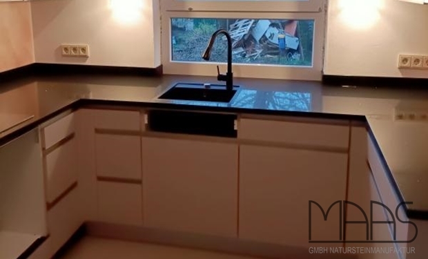 Neumünster K2 Quarz Arbeitsplatten und Wischleisten Mirror Black