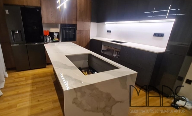 Puchheim Infinity Arbeitsplatten und Seitenwange Classic Statuario