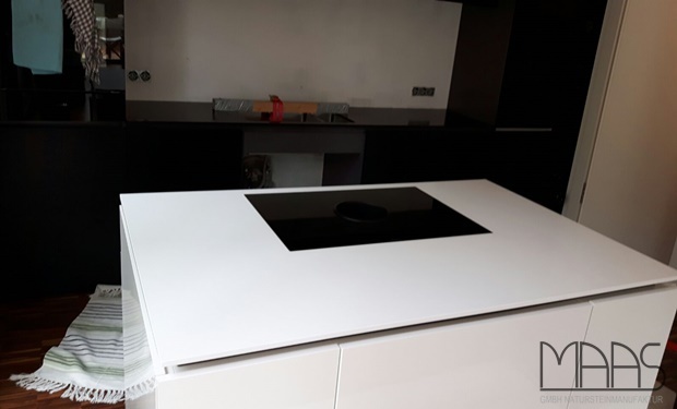 Villingen Schwenningen Silestone Tao und Caesarstone Pure White Arbeitsplatten