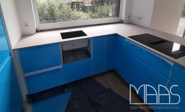 Wardenburg IKEA Küche mit Caesarstone Arbeitsplatten und Wischleisten 4023 Topus Concrete