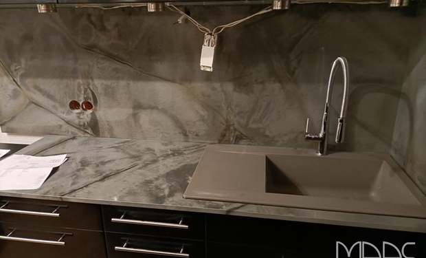 Wien Granit Arbeitsplatten, Rückwand und Wange Wassabi