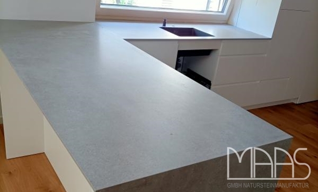 Wien Porcelanosa Arbeitsplatten und Seitenwange Bottega Acero