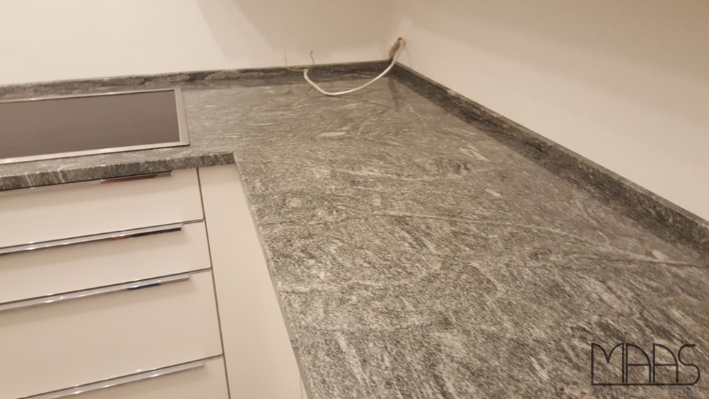 Granit Arbeitsplatten und Wischleisten Multicolor Grün in Klagenfurt montiert
