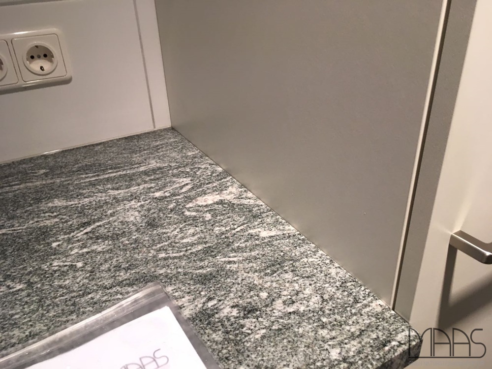 Granit Multicolor Grün Arbeitsplatte in Köln geliefert und montiert