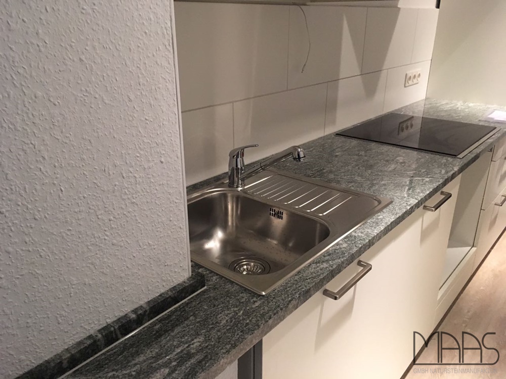 Küchenzeile mit Granit Arbeitsplatte und Wischleisten Multicolor Grün