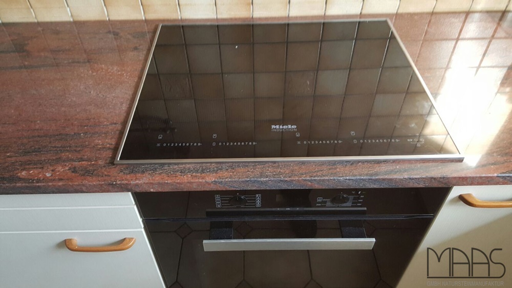 Ceranfeld in der Granit Arbeitsplatte Multicolor Guayana montiert