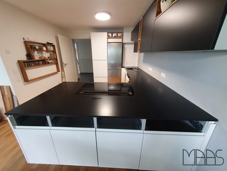 Küche in Korntal-Münchingen mit Silestone Arbeitsplatten Negro Tebas 