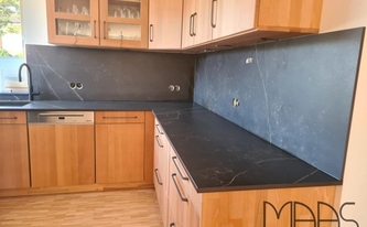 Holzküche in Aachen mit Dekton Arbeitsplatten und Rückwänden Kelya