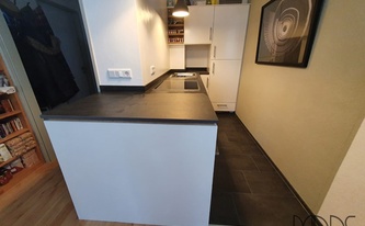 Schmale Küche mit Dekton Arbeitsplatten und Sockelleisten Bromo