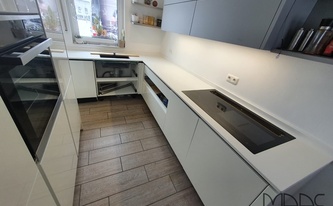 L-Küche in Aachen mit Quarz Arbeitsplatten und Sockelleisten Adak White