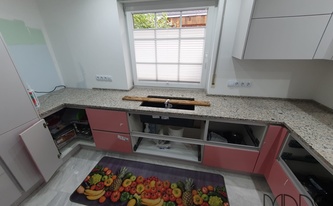 Küche in Achim mit Granit Arbeitsplatten und Wischleisten Rosavel 