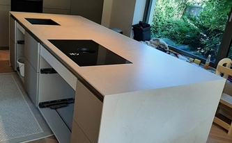 Küche in Alfter mit CTX - Basic Keramik Arbeitsplatte und Seitenwangen Pulpis Ivory
