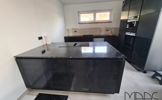 Küche in Alfter mit Granit Arbeitsplatten und Fensterbank Porto Branco Scuro