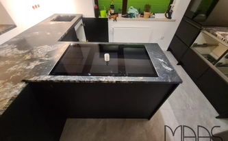 Kochfeld in der Granit Arbeitsplatte Black Cosmic