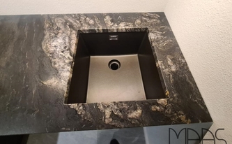 Unterbauspüle in der Granit Arbeitsplatte Black Cosmic