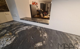 Durchreiche mit Granit Arbeitsplatte Black Cosmic