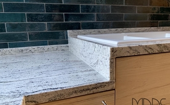 Ergonomische IKEA Küche mit Granit Arbeitsplatte und Blende Meera White