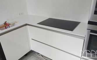 Montage der 1141 Pure White / Perfect White Caesarstone Arbeitsplatten in Aschaffenburg