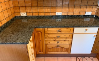 Küche in Augsburg mit Granit Arbeitsplatten Verde Oliva