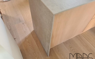 Infinity Arbeitsplatte und Seitenwange Concrete Light in Augsburg montiert