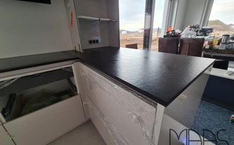 Dekton Arbeitsplatten Sirius auf der Kücheninsel montiert
