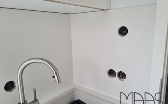 Laminam Rückwand Ardesia Bianco a Spacco mit Steckdosenbohrungen
