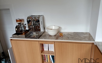 Dekton Arbeitsplatte Khalo unter der Kaffeemaschine